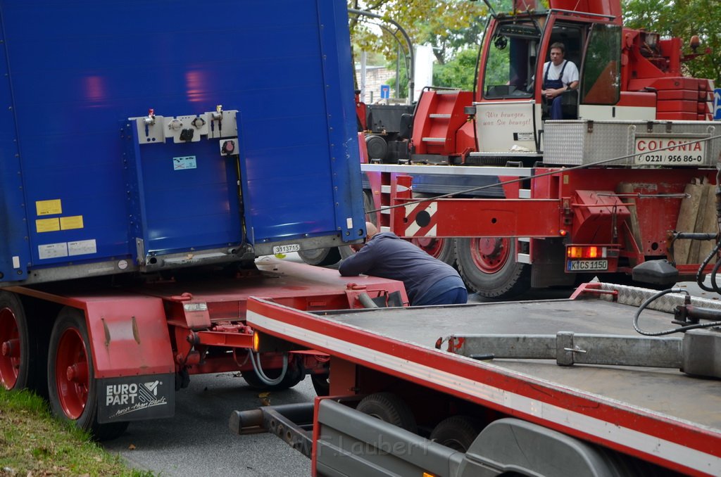 LKW verliert Auflieger Koeln Boltensternstr Pasteurstr P1993.JPG